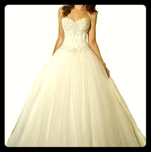Brand new white wedding dress